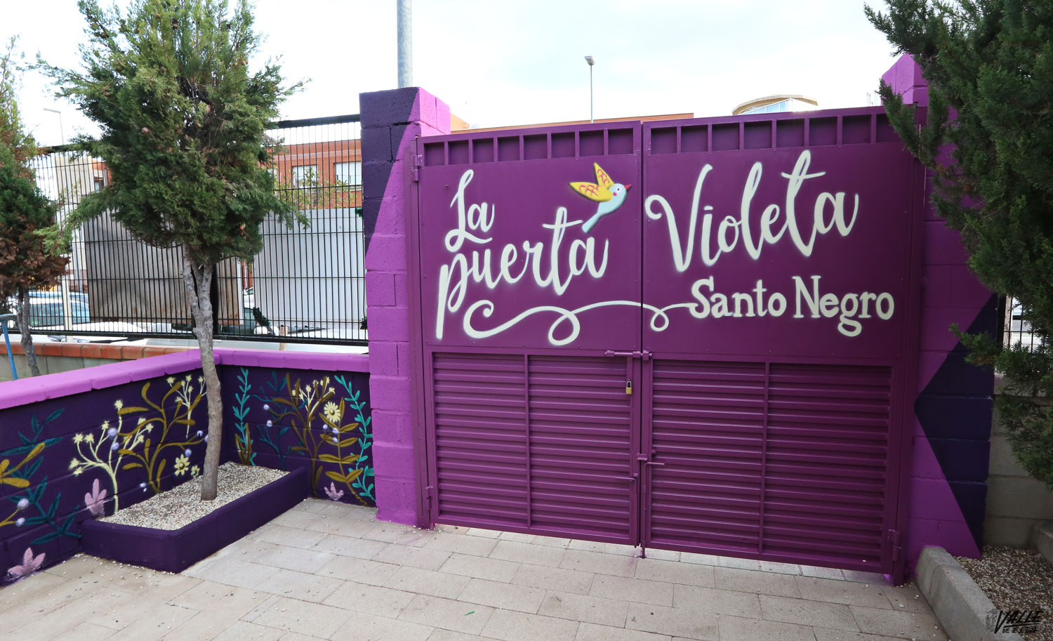 La puerta violeta en la pared Rozalén  Exposición fusión pintura y poesía  Quinta del Berro