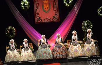 El Teatro Castelar, abarrotado de p&uacute;blico para proclamar a las Falleras Mayores y Damas de Honor de 2016