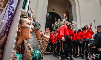 Miles de festeros arropan a San Ant&oacute;n en su traslado