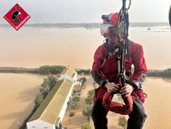 Los Bomberos de Elda contin&uacute;an ayudando en la cat&aacute;strofe de la gota fr&iacute;a en Valencia