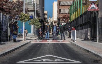 Concluye la renovaci&oacute;n de la calle Cervantes que mejora la accesibilidad del Colegio Padre Manj&oacute;n