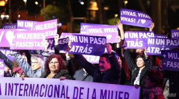 Elda concluy&oacute; el D&iacute;a de la Mujer con una concentraci&oacute;n y el concierto de Fran Vlanco en la Plaza Castelar