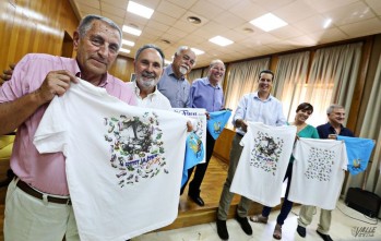 Weitzman recrea en la camiseta de la traca el dibujo del eldense Gabriel Poveda como homenaje al calzado 