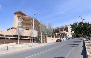 Intenta robar en un coche y acaba mordiendo al propietario