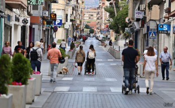 Numerosos viandantes disfrutaron durante el fin de semana de un paseo sin veh&iacute;culos por Juan Carlos I