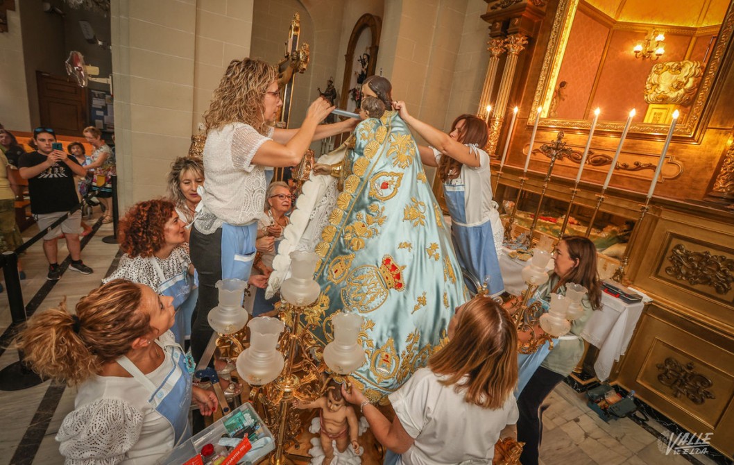 Las camareras visten a la Virgen de la Salud en un acto abierto al público Las camareras visten a la Virgen de la Salud en un acto abierto al público