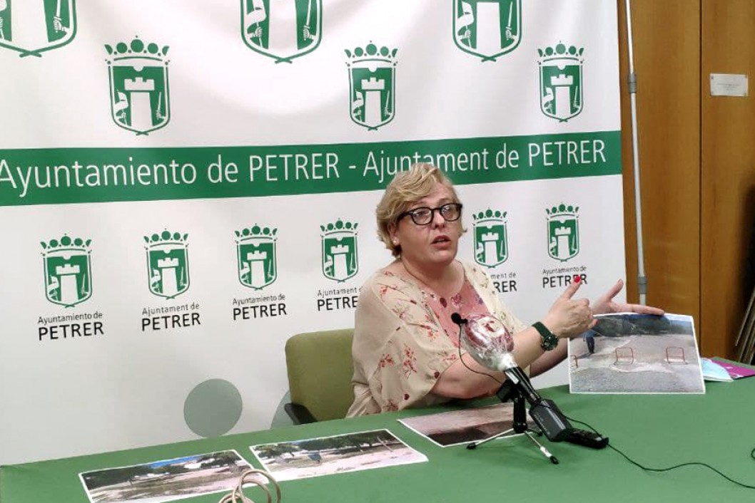 El PP de Petrer denuncia el estado "horroroso" del parque de la calle El Greco El PP de Petrer denuncia el estado "horroroso" del parque de la calle El Greco