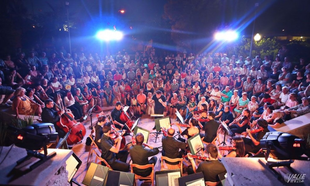 La Orquesta Sinfónica Teatro Castelar reunió a cientos de personas en la Casa Colorá La Orquesta Sinfónica Teatro Castelar reunió a cientos de personas en la Casa Colorá
