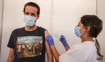 El alcalde de Elda se vacuna y env&iacute;a un mensaje de prudencia a la poblaci&oacute;n