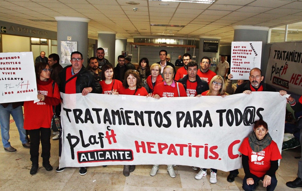 La Plataforma de Afectados por la Hepatitis C se concentra en el Hospital de Elda La Plataforma de Afectados por la Hepatitis C se concentra en el Hospital de Elda