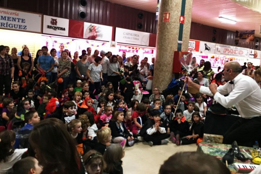 Pequeños monstruos, brujas y vampiros invadieron el Mercado Central Pequeños monstruos, brujas y vampiros invadieron el Mercado Central