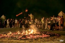 Petrer cumple con la tradici&oacute;n de saltar la "Foguera de Sant Antoni"