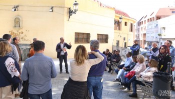 Una treintena de personas realizan la ruta por la historia medieval de Elda