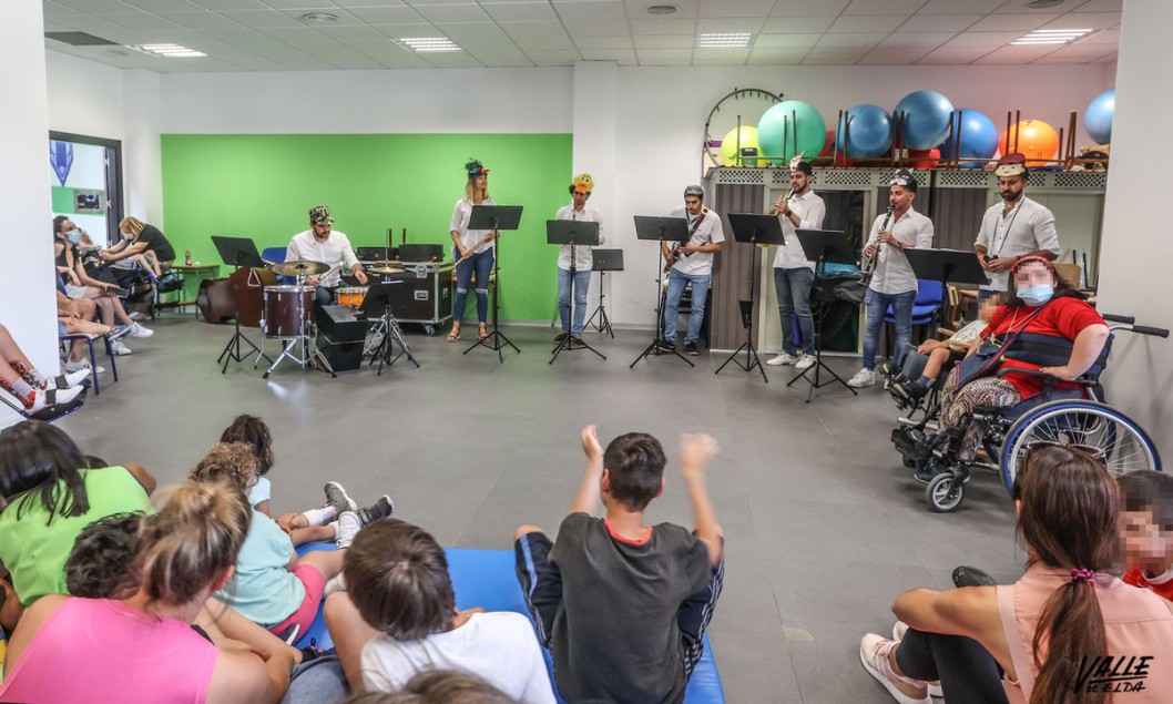 La Orquesta ADDA Sinfónica visita Sense Barreres, Asprodis y el centro Miguel de Cervantes La Orquesta ADDA Sinfónica visita Sense Barreres, Asprodis y el centro Miguel de Cervantes