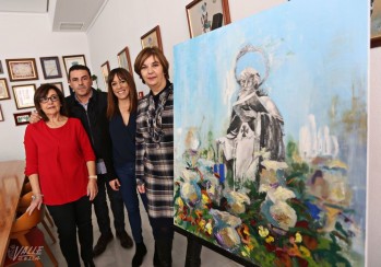 La artista eldense Ana Gonz&aacute;lez Esteve pinta un vistoso cuadro de San Ant&oacute;n
