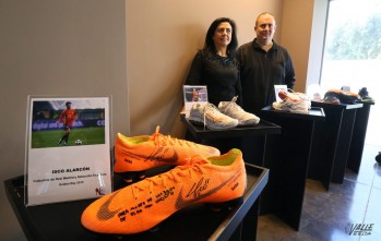 Los jugadores Isco Alarc&oacute;n, Lara Gonz&aacute;lez y V&iacute;ctor Tom&aacute;s donan sus zapatillas al Museo del Calzado
