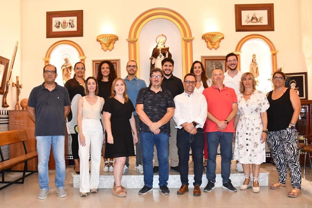 Pedro Serrano presenta al equipo que conforma la Junta Central de Comparsas Pedro Serrano presenta al equipo que conforma la Junta Central de Comparsas