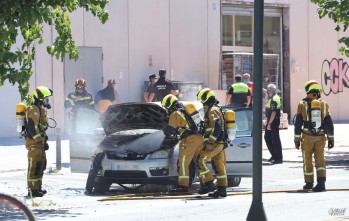 Arde un veh&iacute;culo en la Avenida del Mediterr&aacute;neo