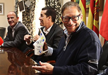 Stuart Weitzman dise&ntilde;a la camiseta de correr la traca