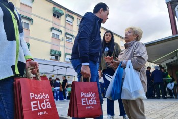 Rub&eacute;n Alfaro visita los mercados de Elda para dar a conocer su programa electoral