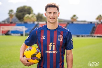 Javier Llabr&eacute;s: "Estoy contento por el gol ante el Tenerife, pero sobre todo por la victoria para conseguir la permanencia"
