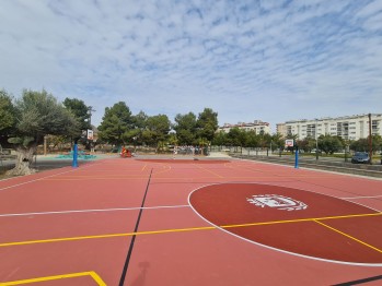 Las obras de renovaci&oacute;n de los patios de los colegios de Elda contin&uacute;a