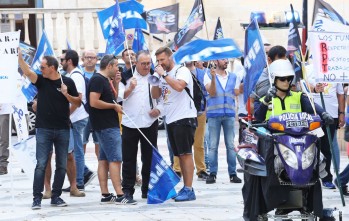 Sonora protesta de funcionarios y trabajadores del Ayuntamiento de Petrer