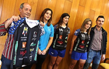 El Club Balonmano Femenino Elda Prestigio presenta la camiseta de su 30 aniversario