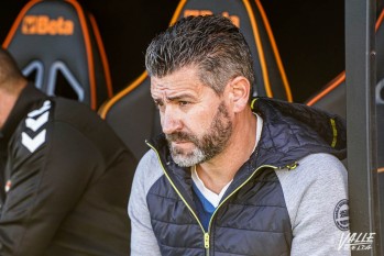 Fernando Est&eacute;vez: "El Ferrol es el equipo revelaci&oacute;n, pero tenemos la ventaja de jugar en casa"