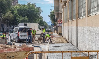 Petrer reduce barreras arquitect&oacute;nicas con 27 nuevos rebajes y la mejora de cinco aceras