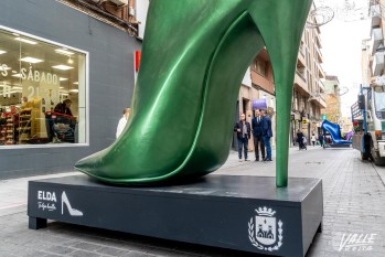 El Ayuntamiento pide disculpas a los artistas por repintar los zapatos que se encontraban "en avanzado estado de deterioro"