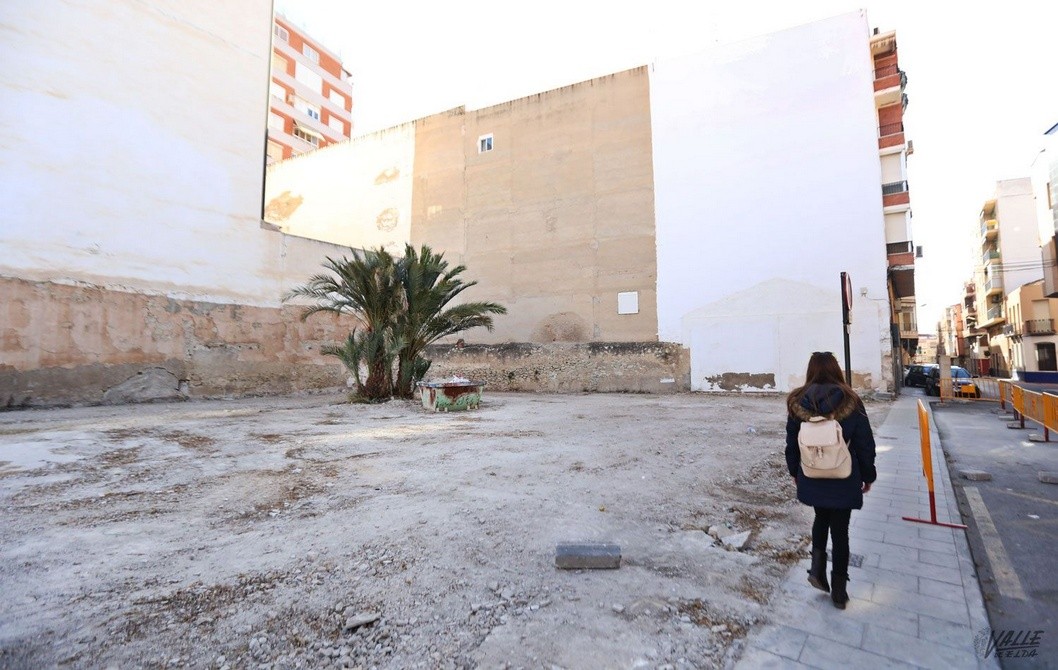 Elda convertirá varios solares municipales sin uso en zonas de aparcamiento Elda convertirá varios solares municipales sin uso en zonas de aparcamiento