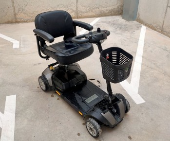 Olvidan un scooter de movilidad en un supermercado y nadie lo reclama