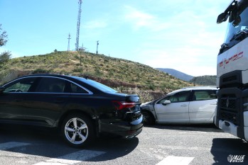 Accidente entre un cami&oacute;n y un turismo en el puente de la Loma Bad&aacute;