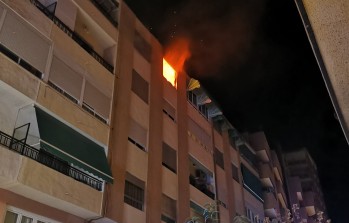 Incendio en plena madrugada en la calle Ram&oacute;n Gorg&eacute; de Elda