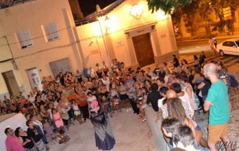 Multitudinaria despedida a la visita teatralizada "Los portales de Elda"