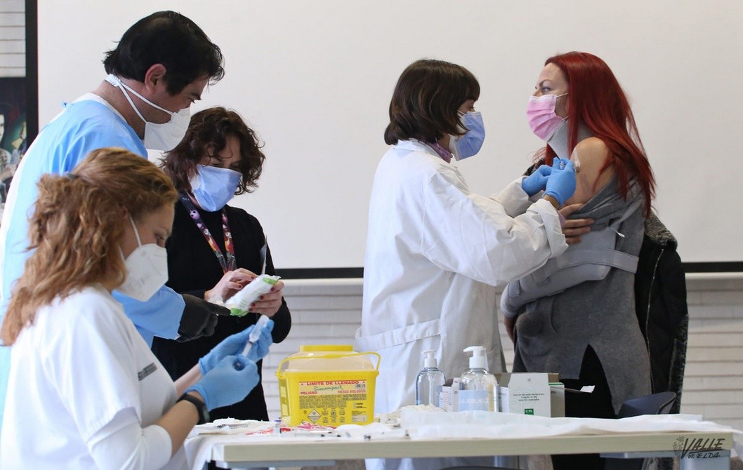 Centenares de personas reciben la vacuna en Elda y Petrer contra la COVID-19 Centenares de personas reciben la vacuna en Elda y Petrer contra la COVID-19