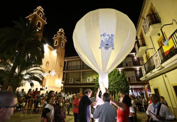El primer globo aerost&aacute;tico en honor a los Santos Patronos surca la noche de Elda