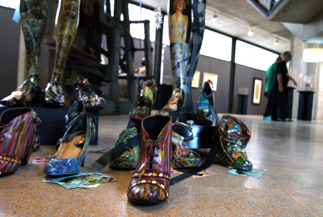 El Museo del Calzado inaugura una exposición de pintura y esculturas realizadas con zapatos reciclados El Museo del Calzado inaugura una exposición de pintura y esculturas realizadas con zapatos reciclados