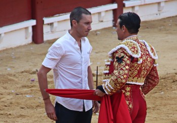 Manzanares brind&oacute; su faena al torero petrerense Francisco Jos&eacute; Palaz&oacute;n