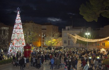 Petrer da la bienvenida a la Navidad con el encendido de luces