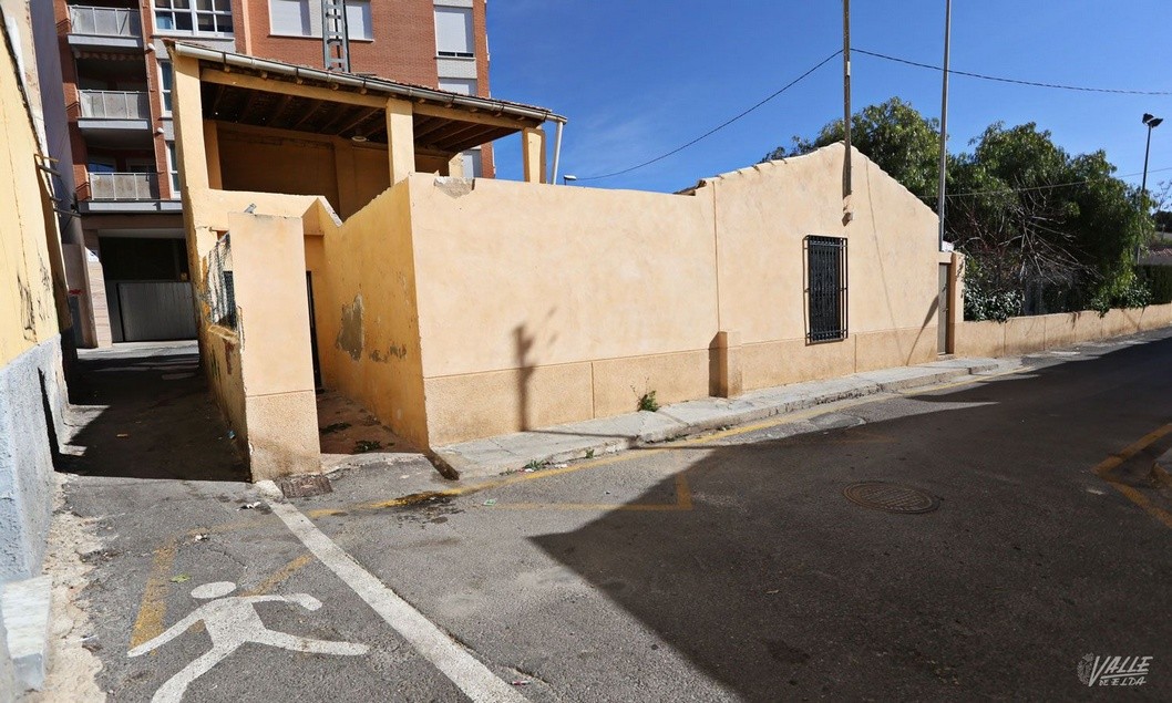 Petrer mejorará la conexión en la frontera de Elda con el derribo de dos viviendas Petrer mejorará la conexión en la frontera de Elda con el derribo de dos viviendas