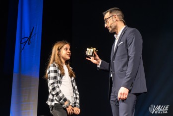 Adri&aacute;n Carratal&aacute; atrapa al p&uacute;blico eldense con su magia solidaria
