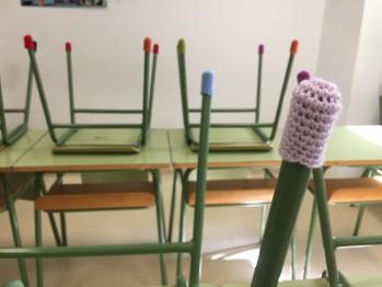 Clases m&aacute;s silenciosas gracias a las ganchilleras de Tejiendo Petrer
