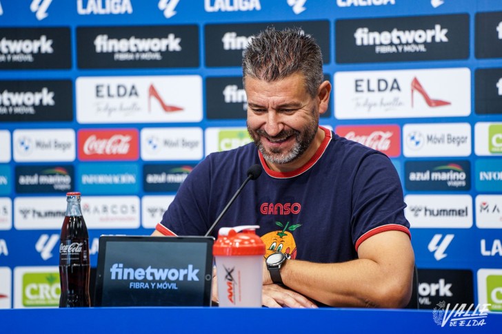 Fernando Est&eacute;vez: "Hemos hecho m&eacute;ritos para la victoria porque estamos construyendo un buen equipo"