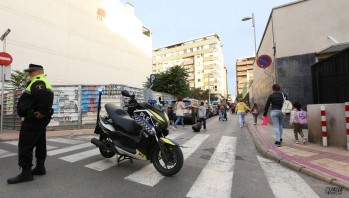 Las familias del colegio Padre Manj&oacute;n piden m&aacute;s seguridad en la calle Cervantes