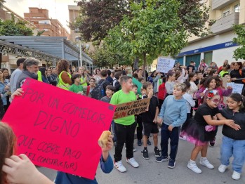Unas 150 personas se concentran para exigir que concluyan las obras del comedor de Padre Manj&oacute;n