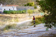 Incendio junto a la pirotecnia de Elda