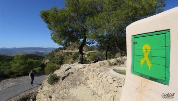 Pintan un centenar de lazos independentistas en El Cid 