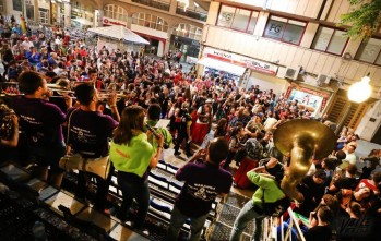 Los festeros conquistan las calles en la &uacute;ltima noche de Moros y Cristianos